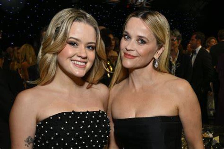 20 Pics Of Reese Witherspoon And 18-Year Old Daughter Ava Looking Like Sisters