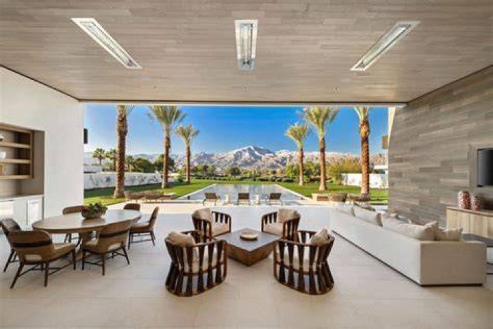 Kourtney Kardashian Pays $12 Million For A La Quinta Mansion