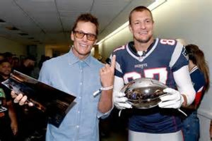 Tom Brady Helps Rob Gronkowski Get His $1 Million Bonus Before Leaving The Pitch
